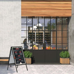 Chevalet d'affichage sur trottoir devant un commerce