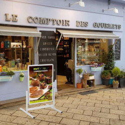 Support d'affiche de trottoir devant un commerce