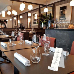 Chevalet présentoir sur une table de restaurant