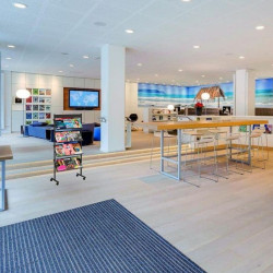 Porte brochures mobile dans un bureau