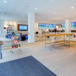 Présentoir porte brochures gris dans un bureau