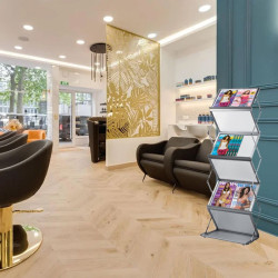 Présentoir zigzag avec 6 étagères dans un salon de coiffure