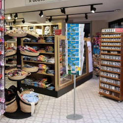 Tourniquet rotatif sur pied posé dans un commerce